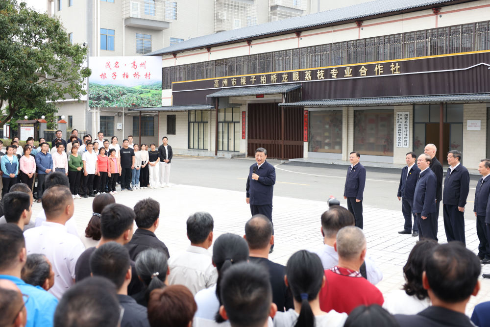 4月11日，习近平在广东茂名高州市根子镇柏桥村同村民亲切交流。